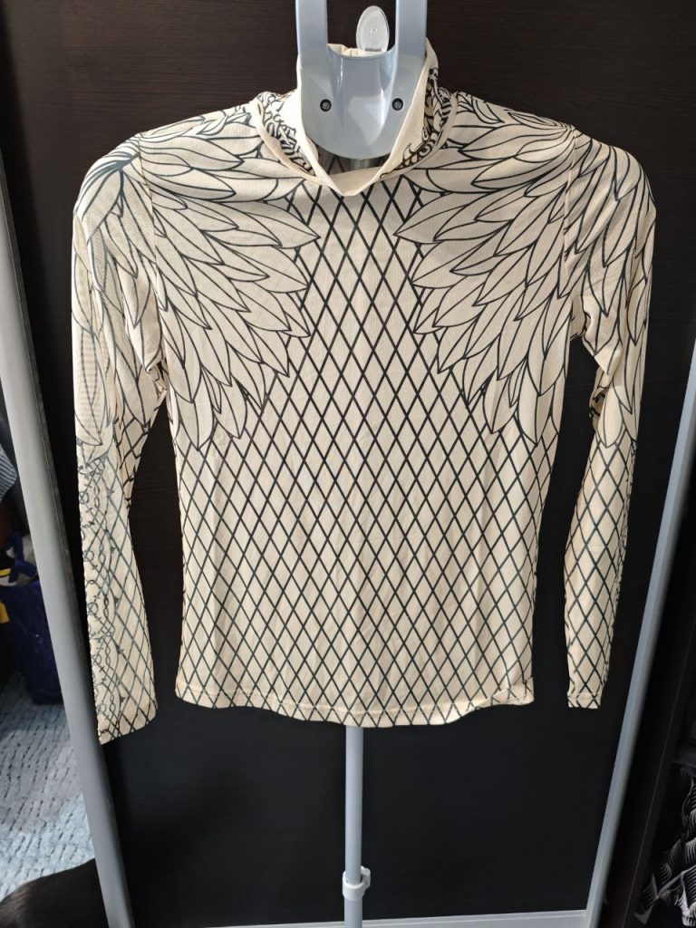 Стильный лонгслив с принтом “крылья”