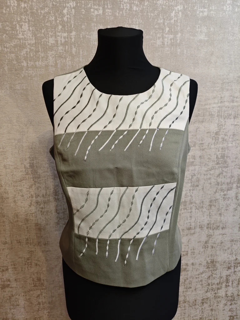 🤍 Стильный топ без рукавов с декоративной вышивкой