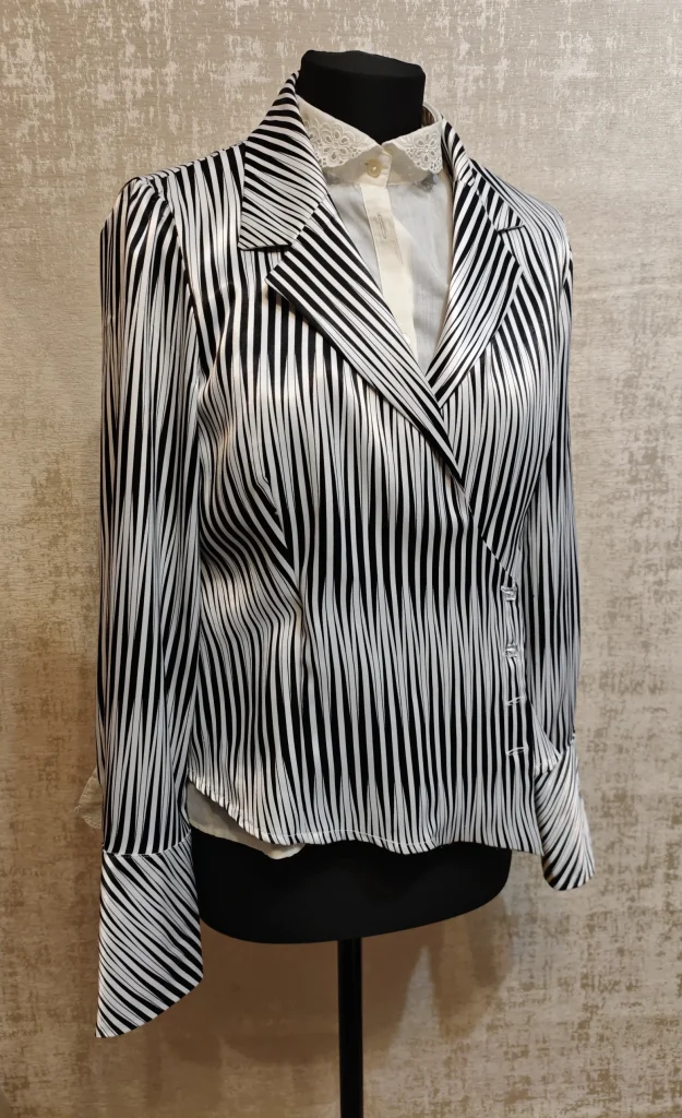 🖤 Женская блуза в полоску с эффектным воротником и декоративными пуговицами 🤍