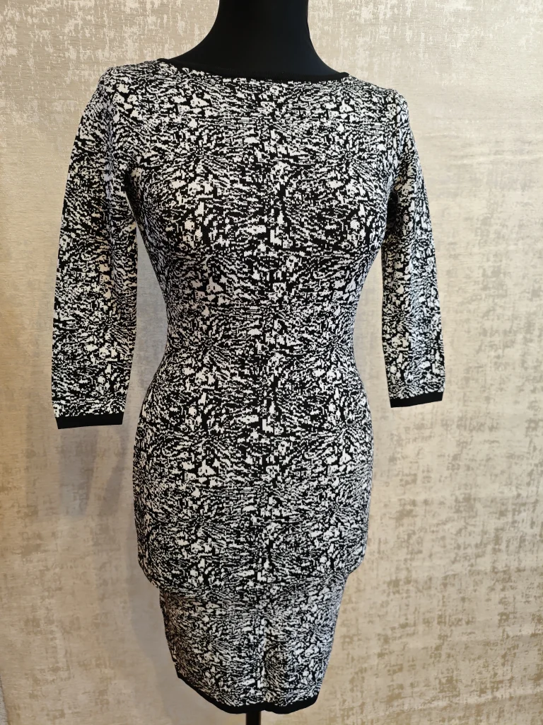 🖤🤍 Платье-футляр с графичным принтом