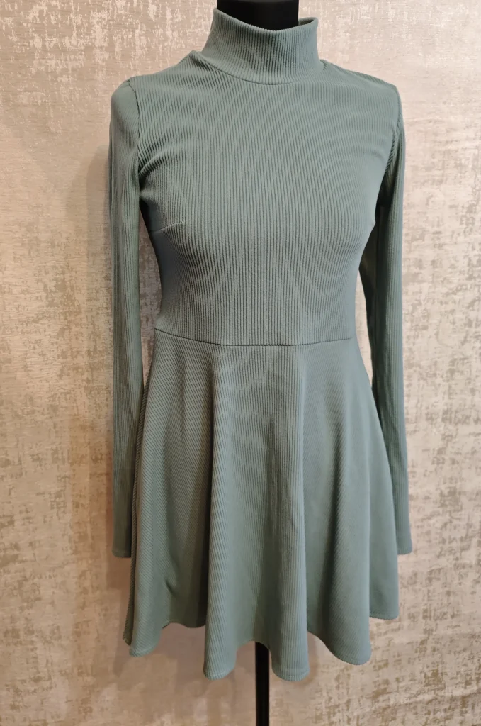 💚 Нежное платье-лапша с высоким горлом