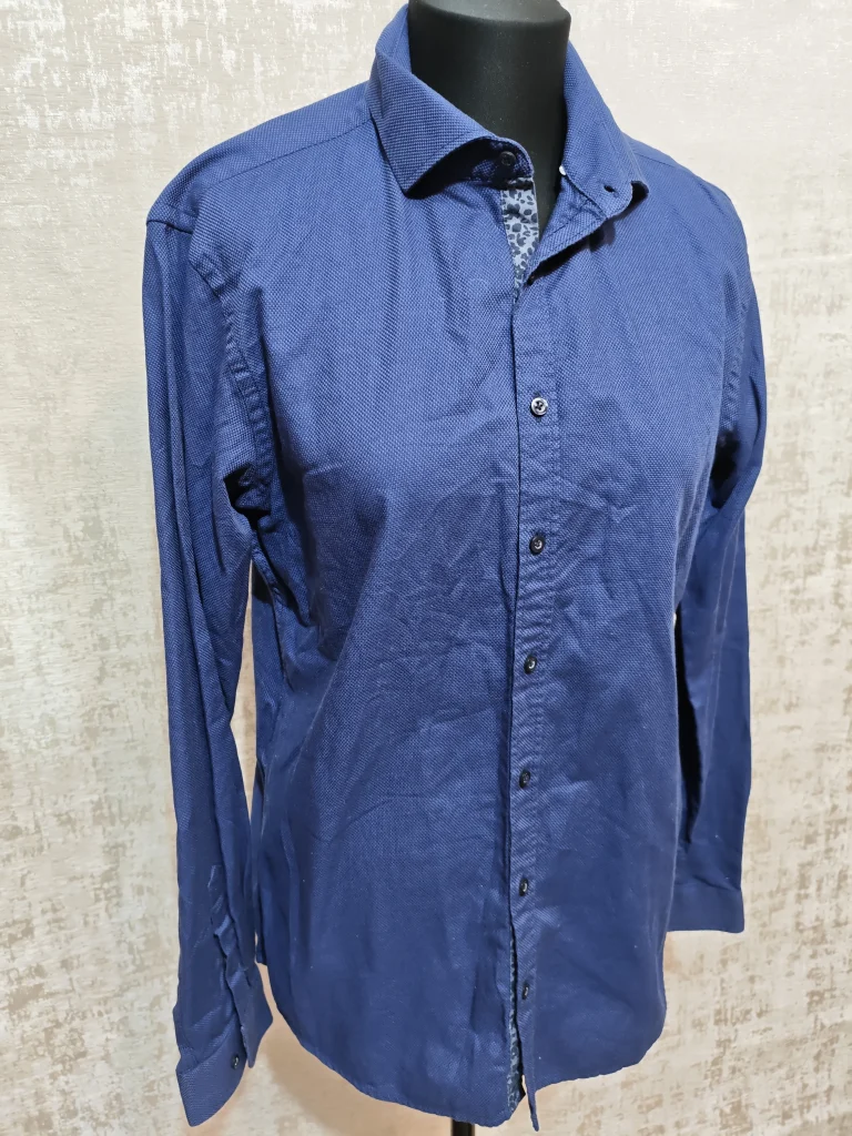 👔 Мужская рубашка классического кроя в синем оттенке