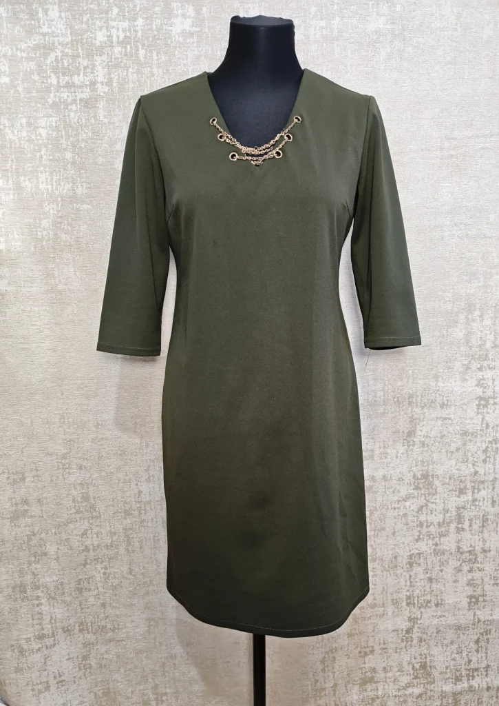 💚 Женское платье прямого кроя с декоративной цепочкой
