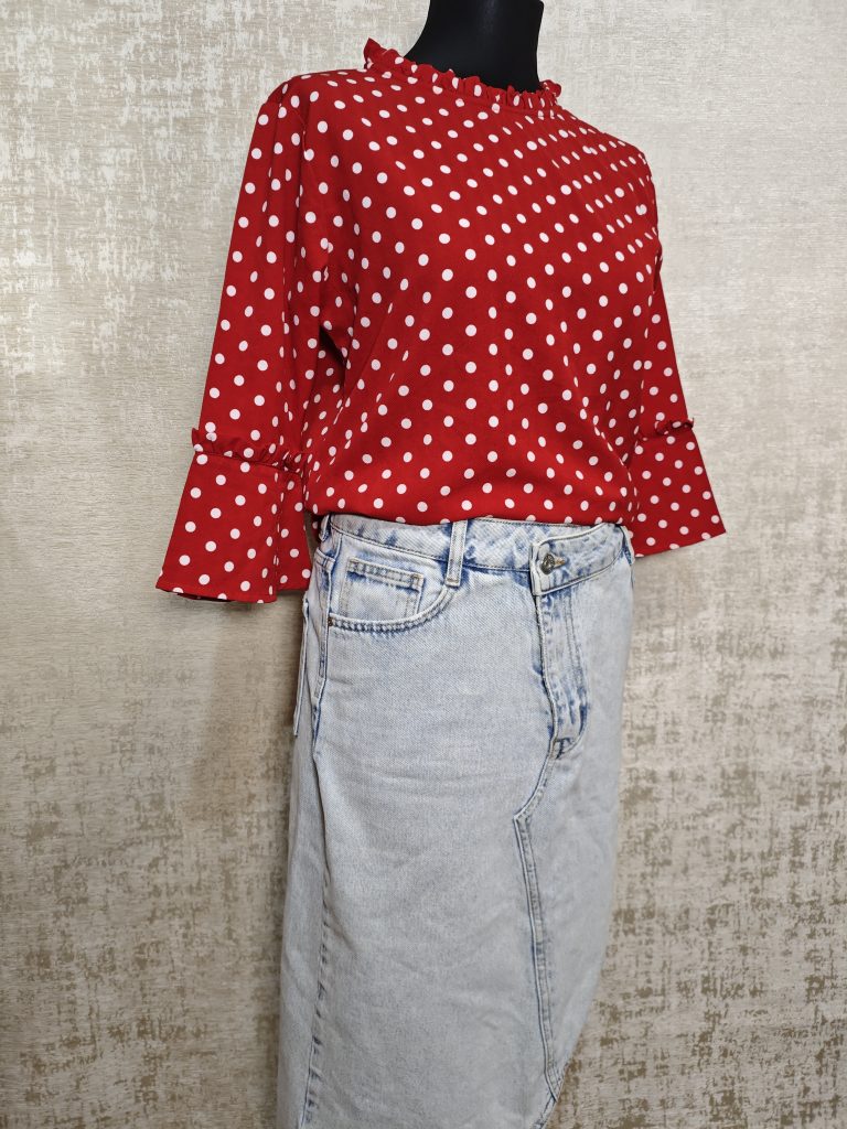 Красная женская блуза в горох