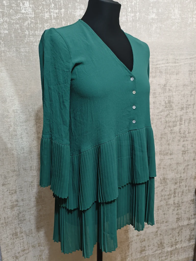 Женское платье — изумруд